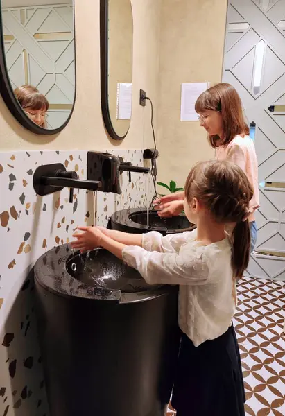 Çocuklar restoranda el yıkıyorlar. Yüksek kalite fotoğraf