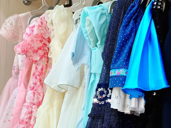 Çeşitli küçük kız elbiseleri. Yüksek kalite fotoğraf