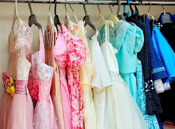 Çeşitli küçük kız elbiseleri. Yüksek kalite fotoğraf
