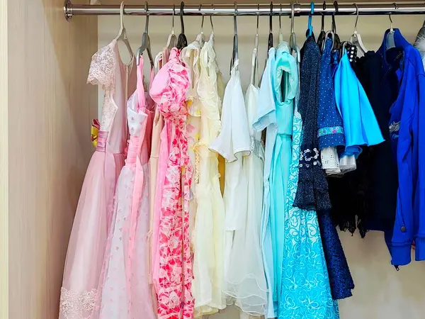 Çeşitli küçük kız elbiseleri. Yüksek kalite fotoğraf