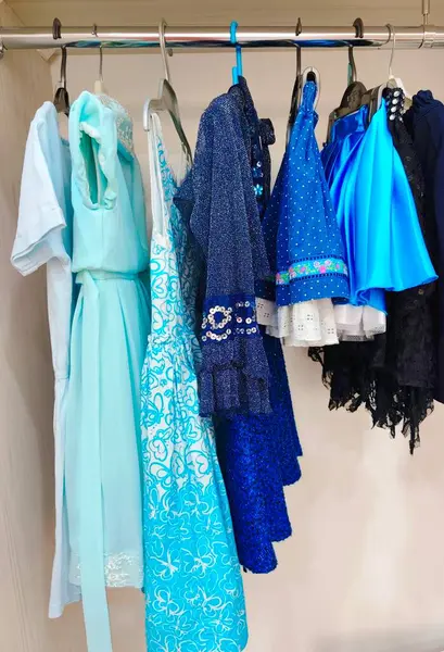 Çeşitli küçük kız elbiseleri. Yüksek kalite fotoğraf