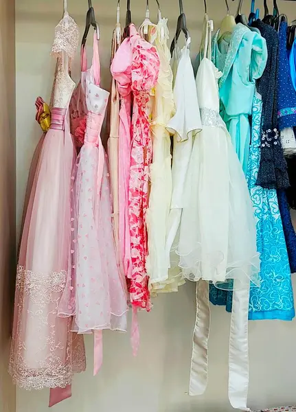 Çeşitli küçük kız elbiseleri. Yüksek kalite fotoğraf