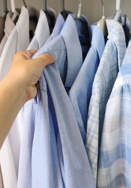 Erkek gömlekleri dolapta asılı. Yüksek kalite fotoğraf