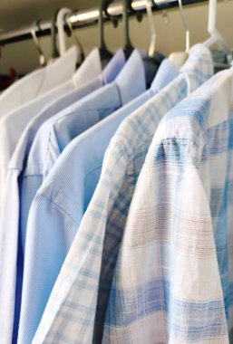 Erkek gömlekleri dolapta asılı. Yüksek kalite fotoğraf