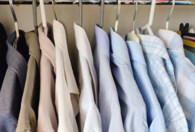 Erkek gömlekleri dolapta asılı. Yüksek kalite fotoğraf