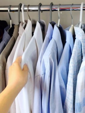 Erkek gömlekleri dolapta asılı. Yüksek kalite fotoğraf