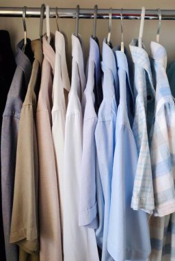 Erkek gömlekleri dolapta asılı. Yüksek kalite fotoğraf