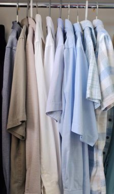 Erkek gömlekleri dolapta asılı. Yüksek kalite fotoğraf