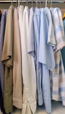 Erkek gömlekleri dolapta asılı. Yüksek kalite fotoğraf