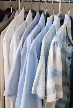 Erkek gömlekleri dolapta asılı. Yüksek kalite fotoğraf