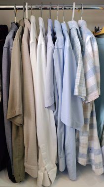 Erkek gömlekleri dolapta asılı. Yüksek kalite fotoğraf