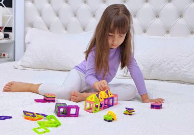 Küçük kız manyetik bloklarla oynuyor. Yüksek kalite fotoğraf