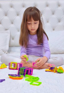 Küçük kız manyetik bloklarla oynuyor. Yüksek kalite fotoğraf