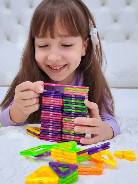 Küçük kız manyetik bloklarla oynuyor. Yüksek kalite fotoğraf