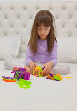 Küçük kız manyetik bloklarla oynuyor. Yüksek kalite fotoğraf