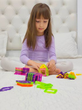 Küçük kız manyetik bloklarla oynuyor. Yüksek kalite fotoğraf