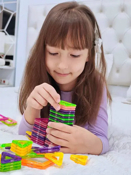Küçük kız manyetik bloklarla oynuyor. Yüksek kalite fotoğraf