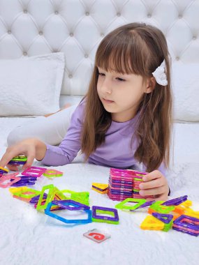Küçük kız manyetik bloklarla oynuyor. Yüksek kalite fotoğraf
