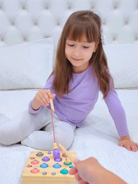 Rakamların ve sayıların olduğu manyetik balıkçılık oyunu. Yüksek kalite fotoğraf