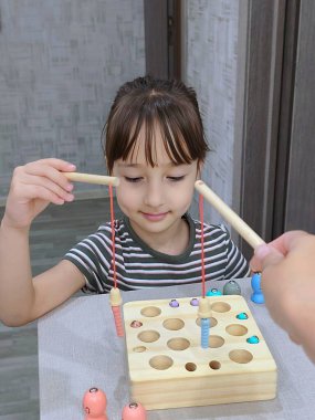 Rakamların ve sayıların olduğu manyetik balıkçılık oyunu. Yüksek kalite fotoğraf