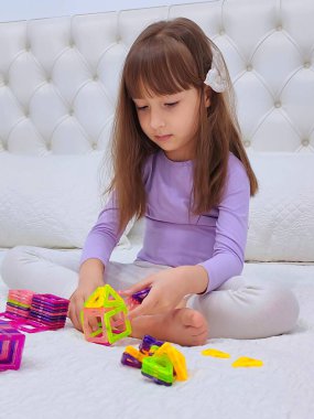 Küçük kız manyetik bloklarla oynuyor. Yüksek kalite fotoğraf