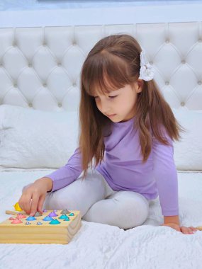 Rakamların ve sayıların olduğu manyetik balıkçılık oyunu. Yüksek kalite fotoğraf