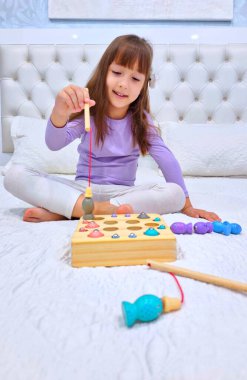 Rakamların ve sayıların olduğu manyetik balıkçılık oyunu. Yüksek kalite fotoğraf