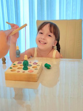 Rakamların ve sayıların olduğu manyetik balıkçılık oyunu. Yüksek kalite fotoğraf