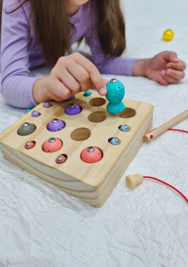 Rakamların ve sayıların olduğu manyetik balıkçılık oyunu. Yüksek kalite fotoğraf