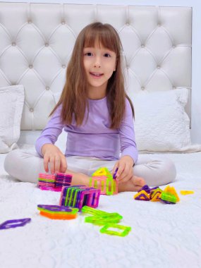 Küçük kız manyetik bloklarla oynuyor. Yüksek kalite fotoğraf