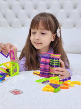 Küçük kız manyetik bloklarla oynuyor. Yüksek kalite fotoğraf