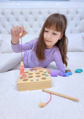 Rakamların ve sayıların olduğu manyetik balıkçılık oyunu. Yüksek kalite fotoğraf