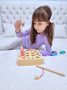 Rakamların ve sayıların olduğu manyetik balıkçılık oyunu. Yüksek kalite fotoğraf