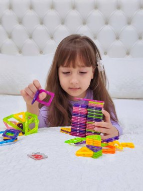 Küçük kız manyetik bloklarla oynuyor. Yüksek kalite fotoğraf