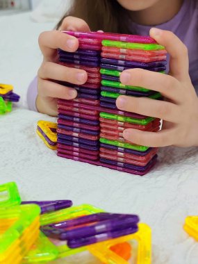 Küçük kız manyetik bloklarla oynuyor. Yüksek kalite fotoğraf