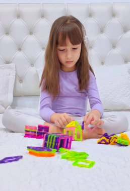 Küçük kız manyetik bloklarla oynuyor. Yüksek kalite fotoğraf