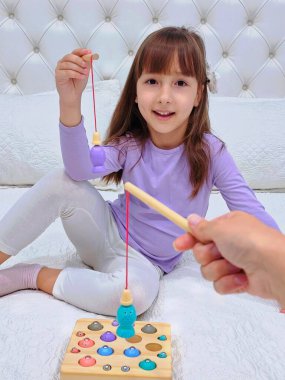 Rakamların ve sayıların olduğu manyetik balıkçılık oyunu. Yüksek kalite fotoğraf