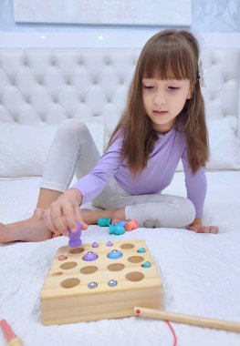 Rakamların ve sayıların olduğu manyetik balıkçılık oyunu. Yüksek kalite fotoğraf