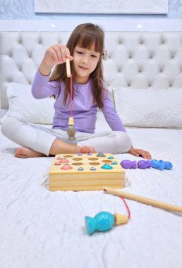 Rakamların ve sayıların olduğu manyetik balıkçılık oyunu. Yüksek kalite fotoğraf