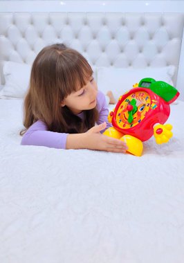 Küçük kız saati teker teker öğreniyor. Yüksek kalite fotoğraf