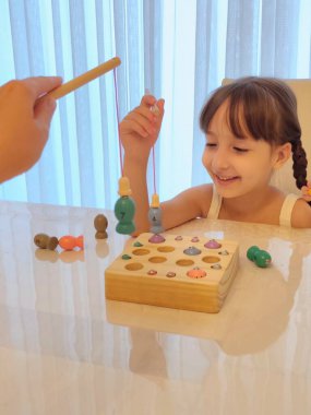 Rakamların ve sayıların olduğu manyetik balıkçılık oyunu. Yüksek kalite fotoğraf