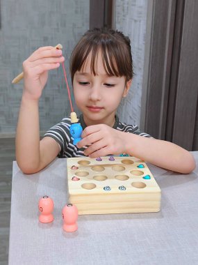 Rakamların ve sayıların olduğu manyetik balıkçılık oyunu. Yüksek kalite fotoğraf