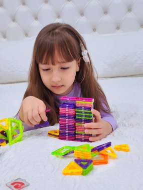 Küçük kız manyetik bloklarla oynuyor. Yüksek kalite fotoğraf