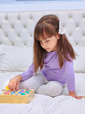 Rakamların ve sayıların olduğu manyetik balıkçılık oyunu. Yüksek kalite fotoğraf