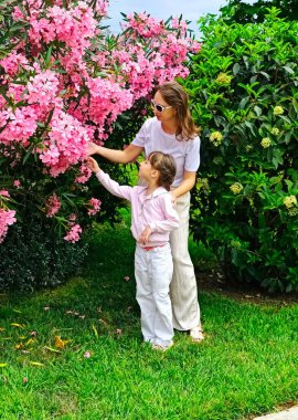 Anne ve kızı birlikte vakit geçiriyorlar. Yüksek kalite fotoğraf