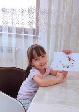 Koyun yaratan bir kız. Yüksek kalite fotoğraf