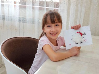 Koyun yaratan bir kız. Yüksek kalite fotoğraf