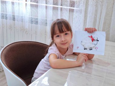 Koyun yaratan bir kız. Yüksek kalite fotoğraf