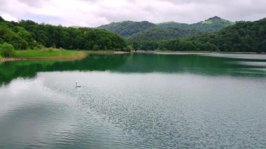 Azerbaijan 'daki mavi renkli göl goy gol, rezerve edilmiş park 