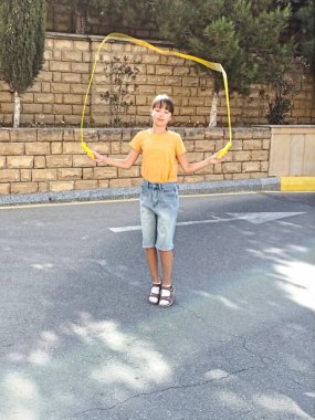 Genç kız antrenman için atlama ipi kullanıyor. Yüksek kalite 